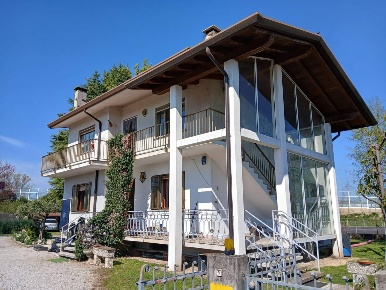 Foto Villa bifamiliare a Chiopris-Viscone Viscone di 240 m² con 12 locali