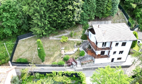 Foto Villa unifamiliare in Via Roma 29, Blessagno Centro di 196 m²
