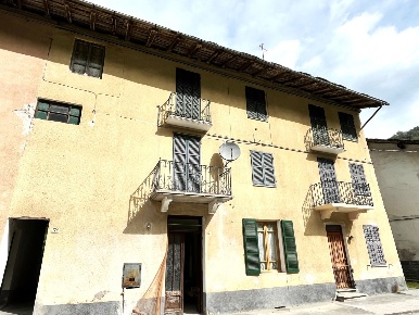 Foto Appartamento in Via IV Novembre 172, Pradleves di 130 m² con 6 locali