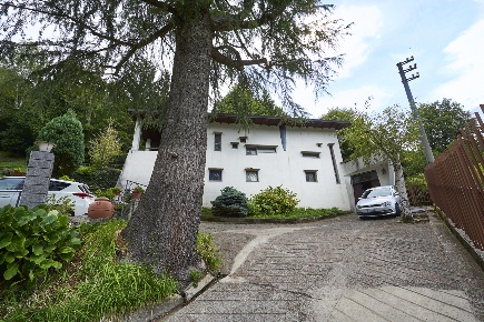 Foto Villa singola in Via Montegrappa 13, Barni di 200 m² con 5 locali