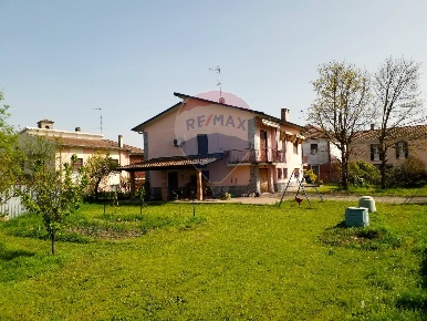 Foto Villa singola in Via Roma, Suardi di 255 m² con 6 locali in vendita