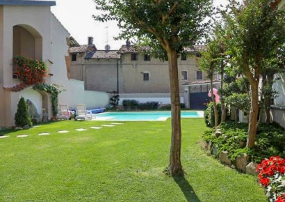 Foto Appartamento in Via Cavour, Zimone di 350 m² con 9 locali in vendita