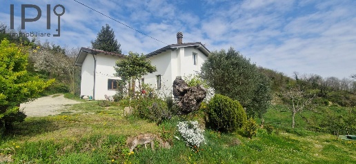 Foto Villa unifamiliare in Valle Zani, Cavatore di 400 m² con 11 locali