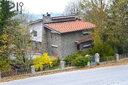 Foto Villa unifamiliare a Mombarcaro Centro di 300 m² con 8 locali
