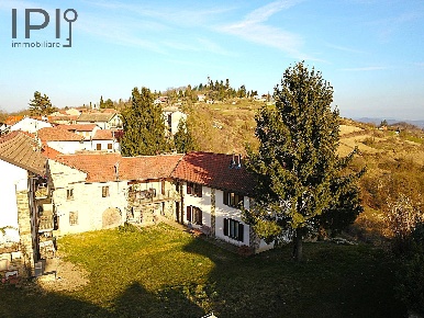 Foto Villa a schiera in Costalunga, Mombarcaro di 340 m² con 12 locali