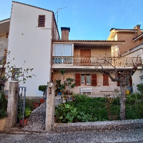 Foto Appartamento in via Spontini, Montottone Centro di 76 m² con 4 locali