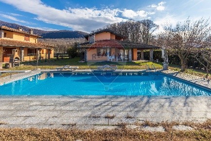Foto Villa bifamiliare a Azzio di 524 m² con 6 locali in vendita