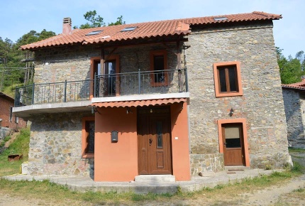 Foto Villa unifamiliare in lameria, Giusvalla di 300 m² con 9 locali
