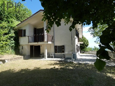 Foto Villa unifamiliare a Ponzone di 230 m² con 9 locali in vendita