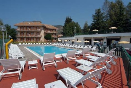 Foto Appartamento in Località Montela, Bardineto di 1000 m² con 31 locali