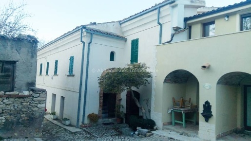 Foto Villa bifamiliare in Piazza Carbonara, Vicoli Centro di 420 m²