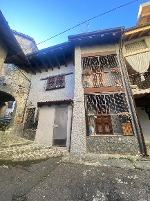 Foto Appartamento in Via Maggiore, Rezzago di 110 m² con 6 locali