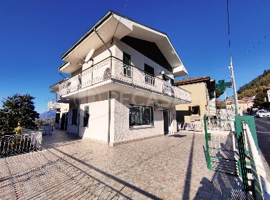 Foto Villa unifamiliare in Via Manfra, Salza Irpina di 400 m² con 6 locali