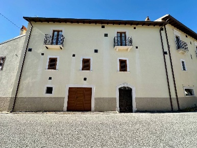 Foto Appartamento in Piazza Torre Maggiore, Castelvecchio Calvisio di 65 m²