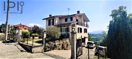 Foto Villa unifamiliare a Murazzano Centro di 360 m² con 10 locali