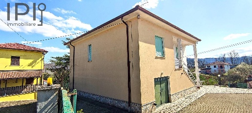 Foto Villa unifamiliare in Via Roma, Mombaldone di 220 m² con 8 locali