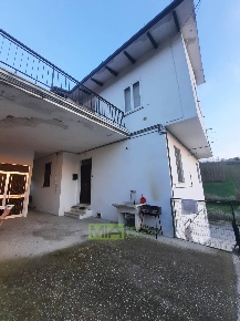 Foto Appartamento in via Ete, Monsampietro Morico di 96 m² con 5 locali