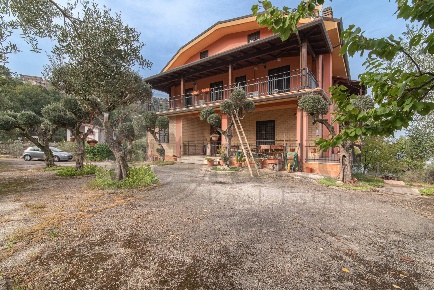 Foto Villa singola a Falvaterra di 384 m² con 13 locali in vendita