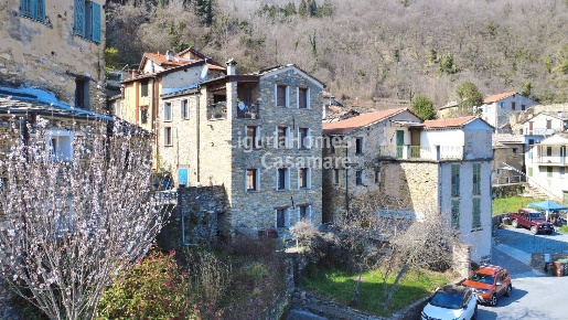 Foto Villa singola in Via Cavour, Rezzo Centro di 272 m² con 10 locali