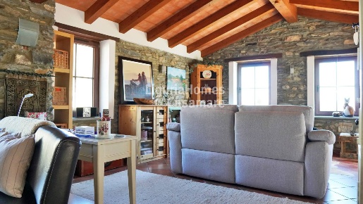 Foto Villa singola in Via Cavour, Rezzo Centro di 272 m² con 10 locali