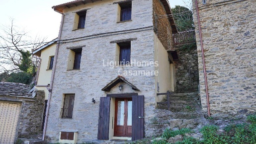 Foto Appartamento in Via Castello, Rezzo Centro di 84 m² con 4 locali