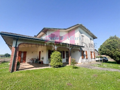 Foto Villa singola in Via Mazzini, Calto di 260 m² con 10 locali in vendita