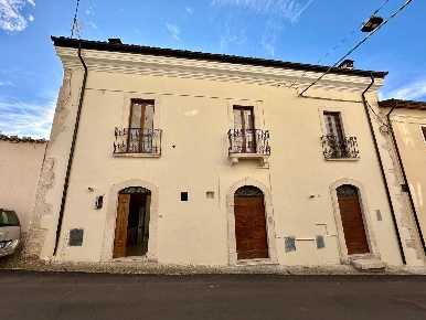 Foto Appartamento in Via Braccio da Montone, Fontecchio Centro di 80 m²