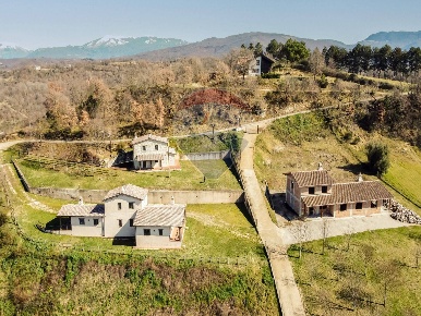 Foto Appartamento a Rocca Sinibalda Centro di 848 m² con 6 locali