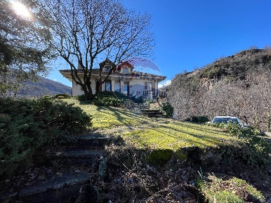 Foto Villa unifamiliare in Via Provinciale, Gravere di 221 m² con 5 locali