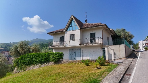 Foto Villa singola in Via della Repubblica, Rotella Centro di 300 m²