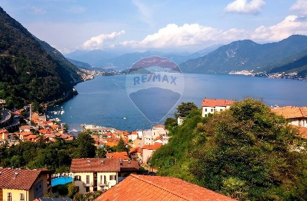 Foto Appartamento in Via Schignano, Argegno Centro di 156 m² con 4 locali
