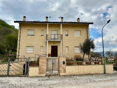 Foto Villa bifamiliare in Via Piedi la Terra, Caporciano di 150 m²