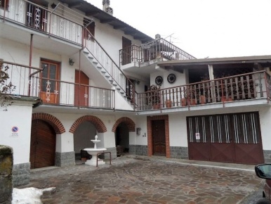 Foto Villa unifamiliare a Bagnasco di 305 m² con 10 locali in vendita