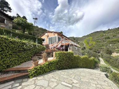 Foto Villa unifamiliare in Strada per Negi, Seborga di 184 m² con 7 locali