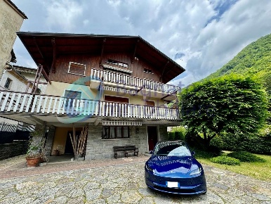 Foto Villa bifamiliare in Via Federico Rosazza 1, Rosazza di 330 m²
