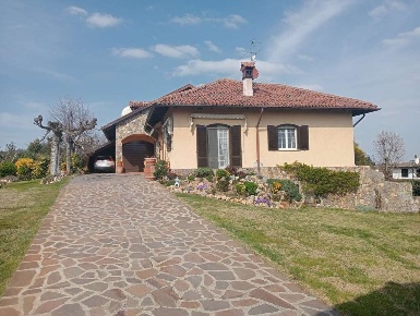 Foto Villa unifamiliare a Pietra Marazzi di 330 m² con 10 locali in vendita