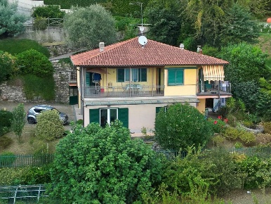 Foto Villa unifamiliare in Via Pettenasco  9/a, Miasino Carcegna di 250 m²