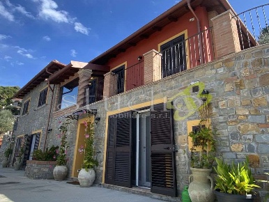 Foto Villa unifamiliare a Seborga di 160 m² con 7 locali in vendita