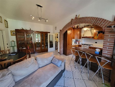 Foto Appartamento in Via Volta, Barni Centro di 90 m² con 3 locali