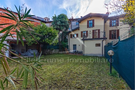 Foto Appartamento in via Goffredo Mameli  2, Claino con Osteno di 300 m²