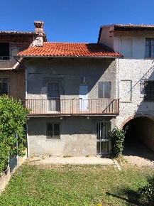 Foto Appartamento in Frazione Campolungo, Albugnano di 110 m² con 8 locali