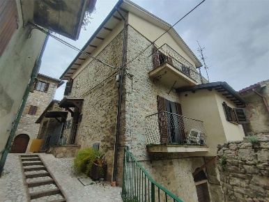 Foto Appartamento a Sant'Anatolia di Narco di 65 m² con 6 locali in vendita