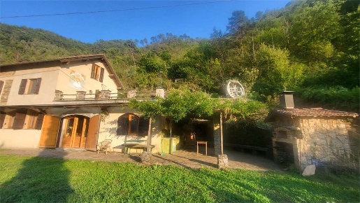 Foto Villa unifamiliare a Castel Vittorio di 250 m² con 11 locali