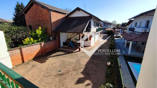 Foto Villa bifamiliare in Via Recetto  6, Vicolungo di 205 m² con 10 locali