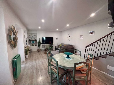 Foto Appartamento a Azzio di 230 m² con 5 locali in vendita