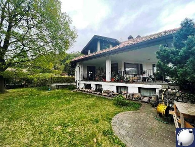 Foto Villa unifamiliare in Via Perroncito, Proserpio di 480 m² con 6 locali