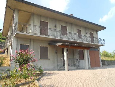Foto Villa bifamiliare in -, Castana Palazzina di 270 m² con 7 locali