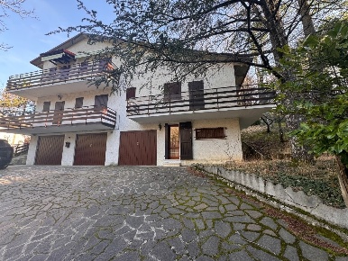 Foto Appartamento a Montecreto Centro di 82 m² con 4 locali in vendita