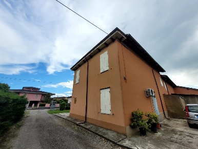 Foto Villa singola a Besenzone Centro di 250 m² con 9 locali in vendita