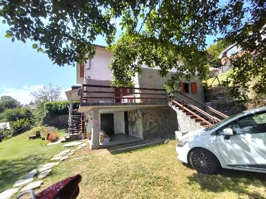 Foto Villa bifamiliare a Zeri Centro di 110 m² con 5 locali in vendita